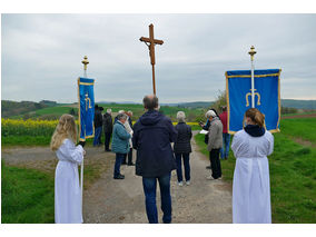 Bittprozession an der Weingartenkapelle (Foto: Karl-Franz Thiede)